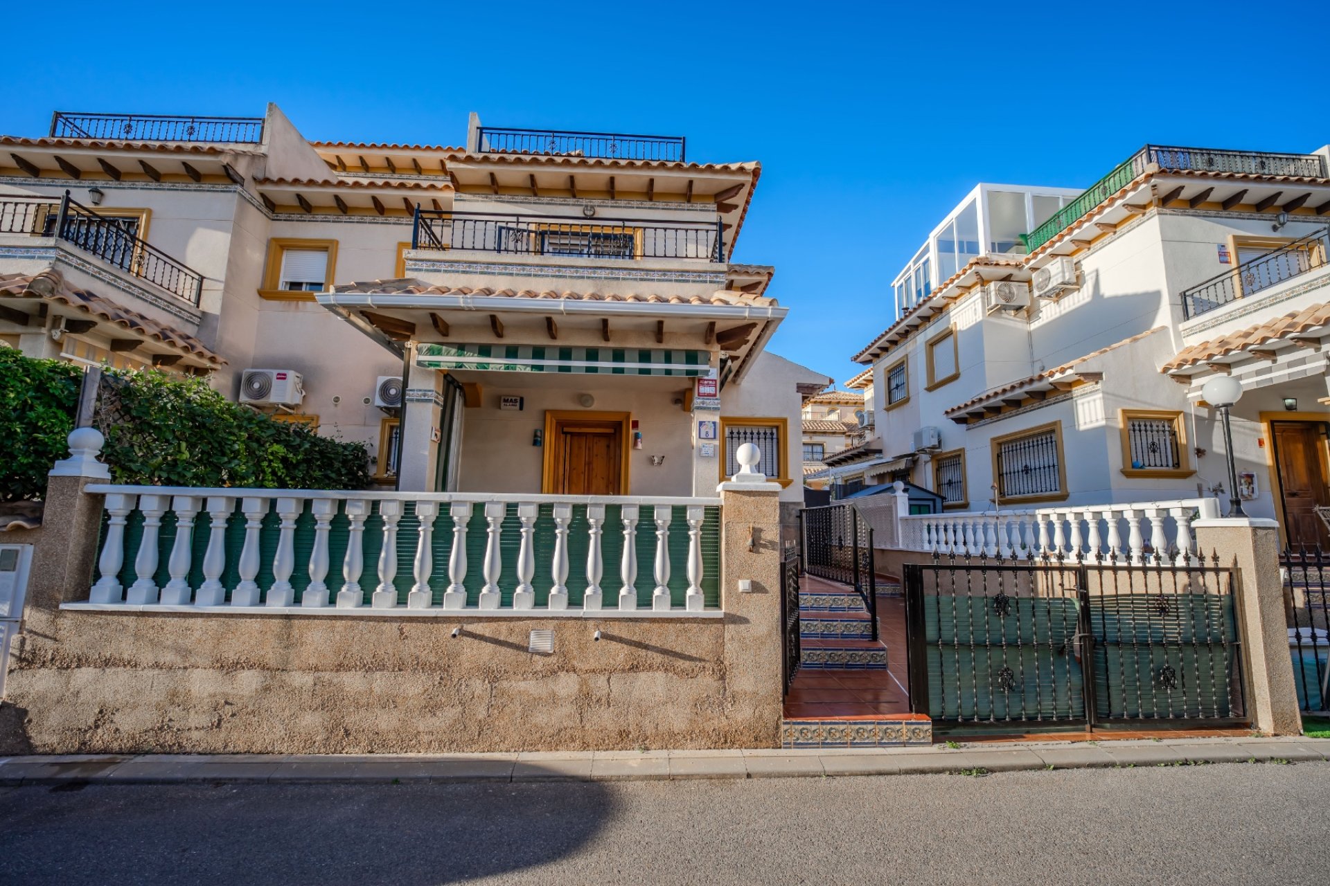 La Zenia: Move-in-ready villa with private pool, sun deck, and ocean views, close to the beach