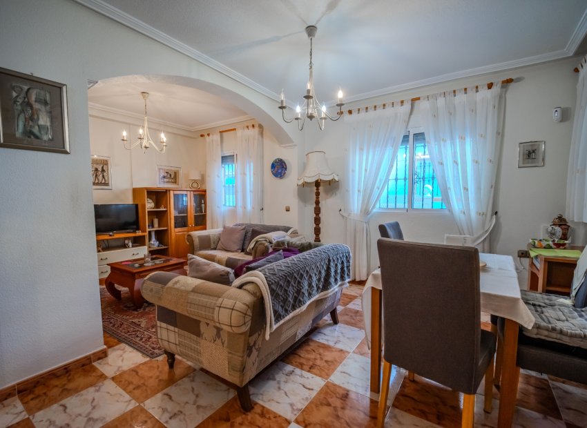 La Zenia: Villa lista para entrar a vivir con piscina privada, solárium y vistas al mar, cerca de la playa