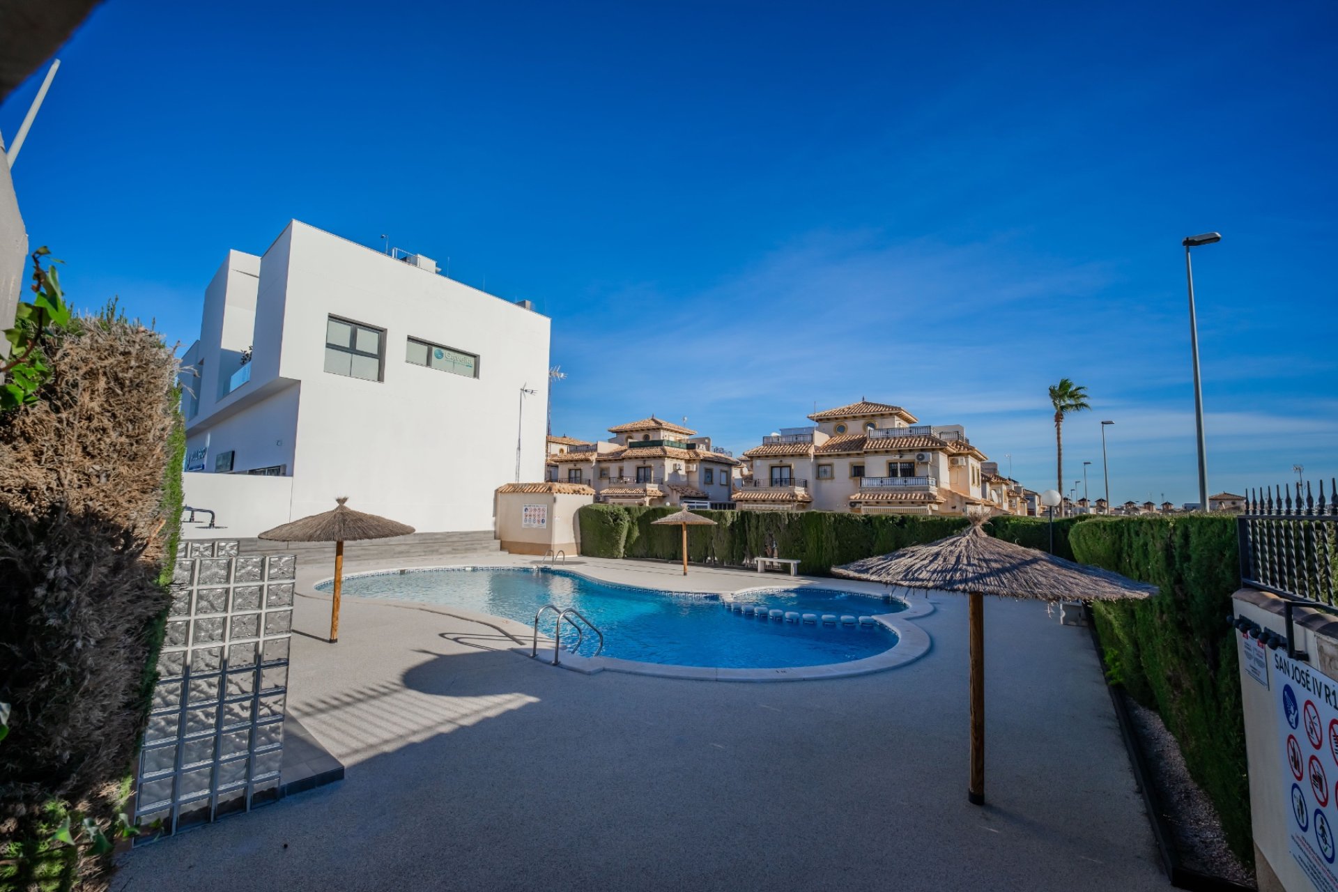 La Zenia: Villa lista para entrar a vivir con piscina privada, solárium y vistas al mar, cerca de la playa