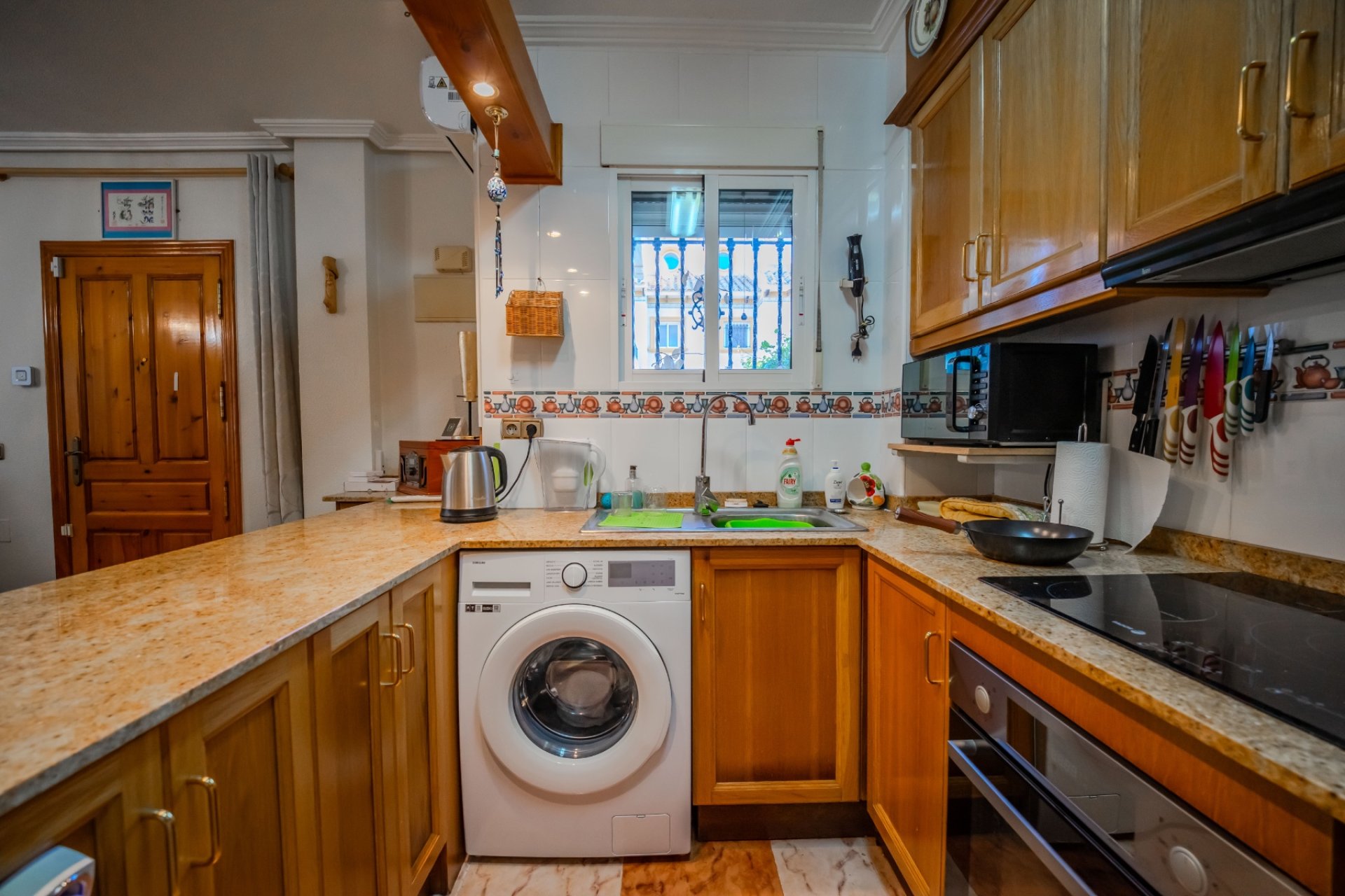 La Zenia: Villa lista para entrar a vivir con piscina privada, solárium y vistas al mar, cerca de la playa