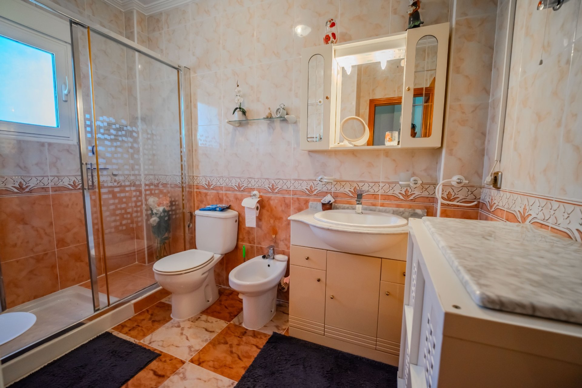 La Zenia: Villa lista para entrar a vivir con piscina privada, solárium y vistas al mar, cerca de la playa