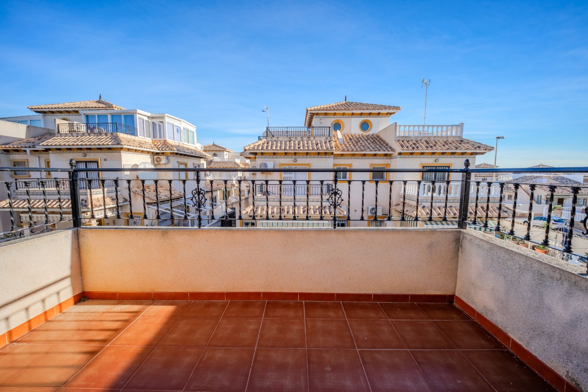 La Zenia: Villa lista para entrar a vivir con piscina privada, solárium y vistas al mar, cerca de la playa