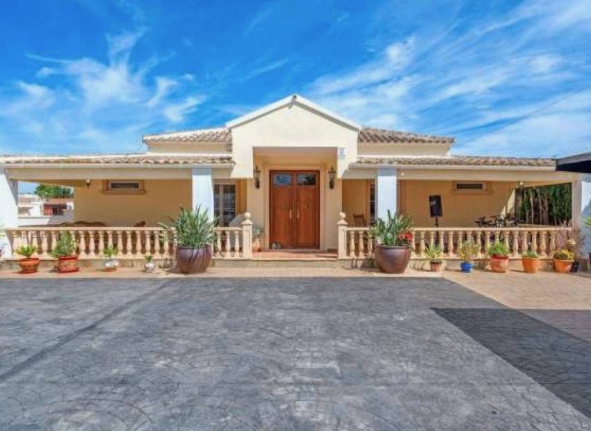 Landelijke villa in Almoradí met privézwembad, 6 slaapkamers en paardenfaciliteiten