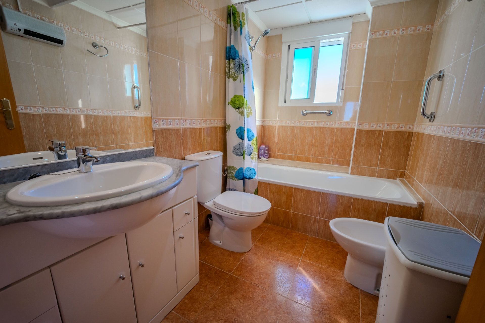 Licht 2-slaapkamer appartement met zeezicht, zwembad en terras in Guardamar