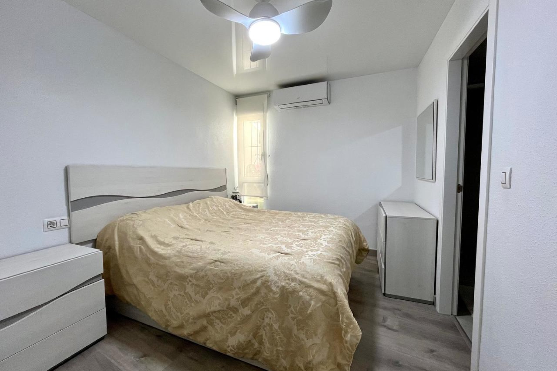 Licht en modern 4-slaapkamer appartement in hartje Torrevieja nabij strand