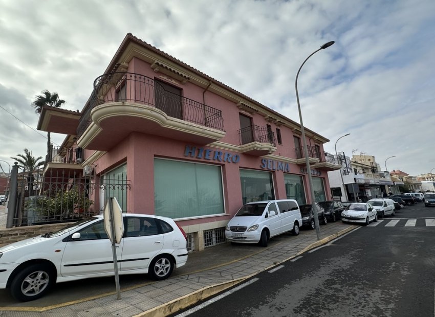 Local comercial con sala de exposición y aparcamiento en San Miguel