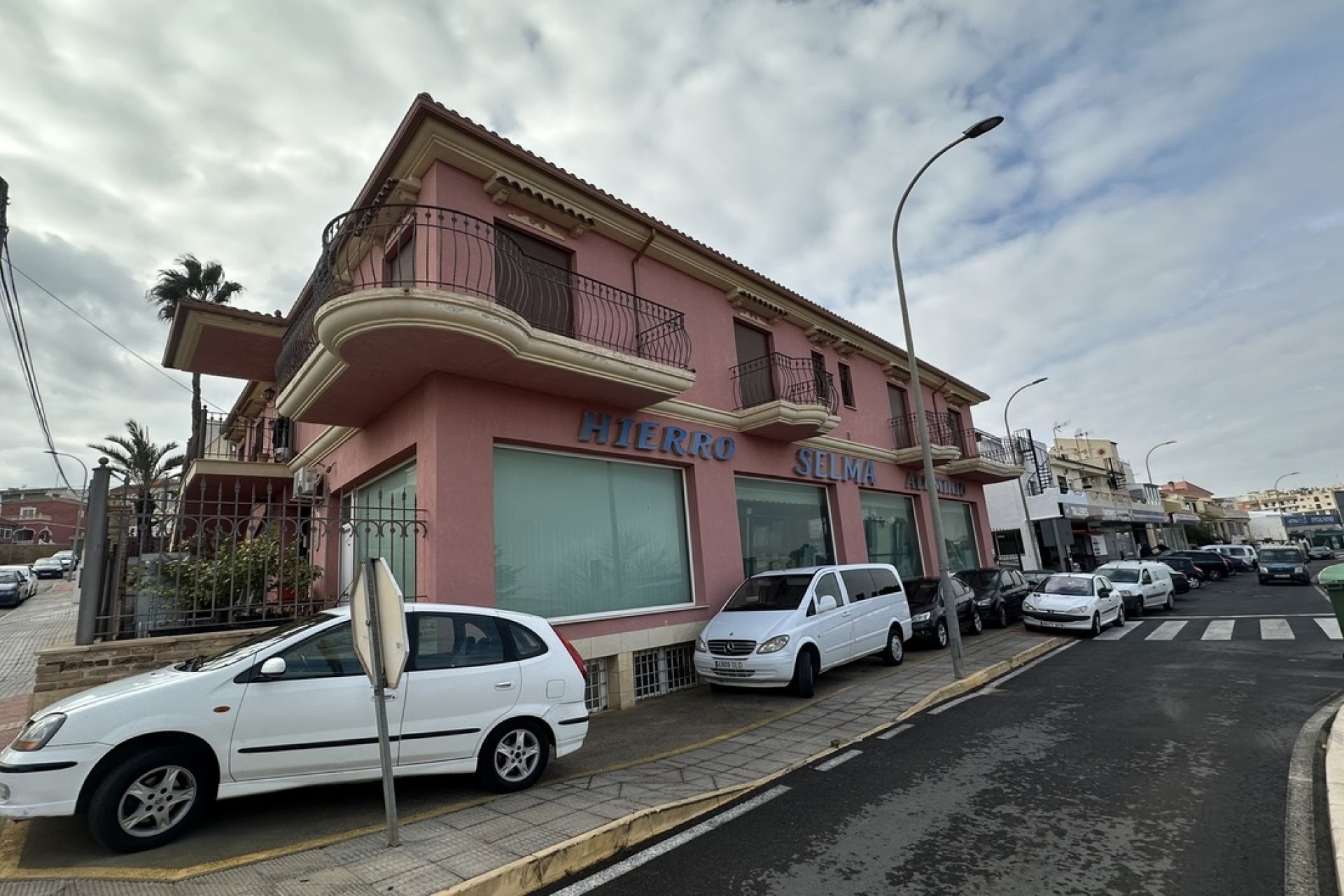 Local comercial con sala de exposición y aparcamiento en San Miguel