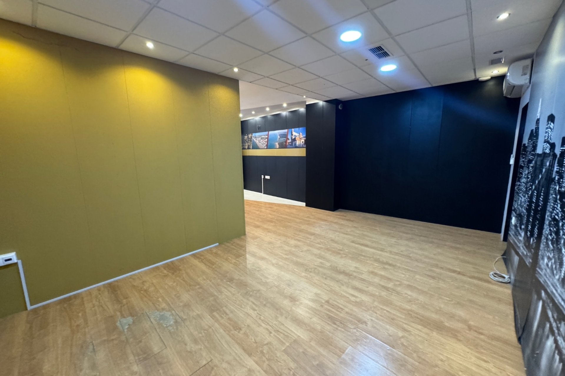 Local comercial moderno en venta en Guardamar del Segura, en una ubicación privilegiada cerca de la playa