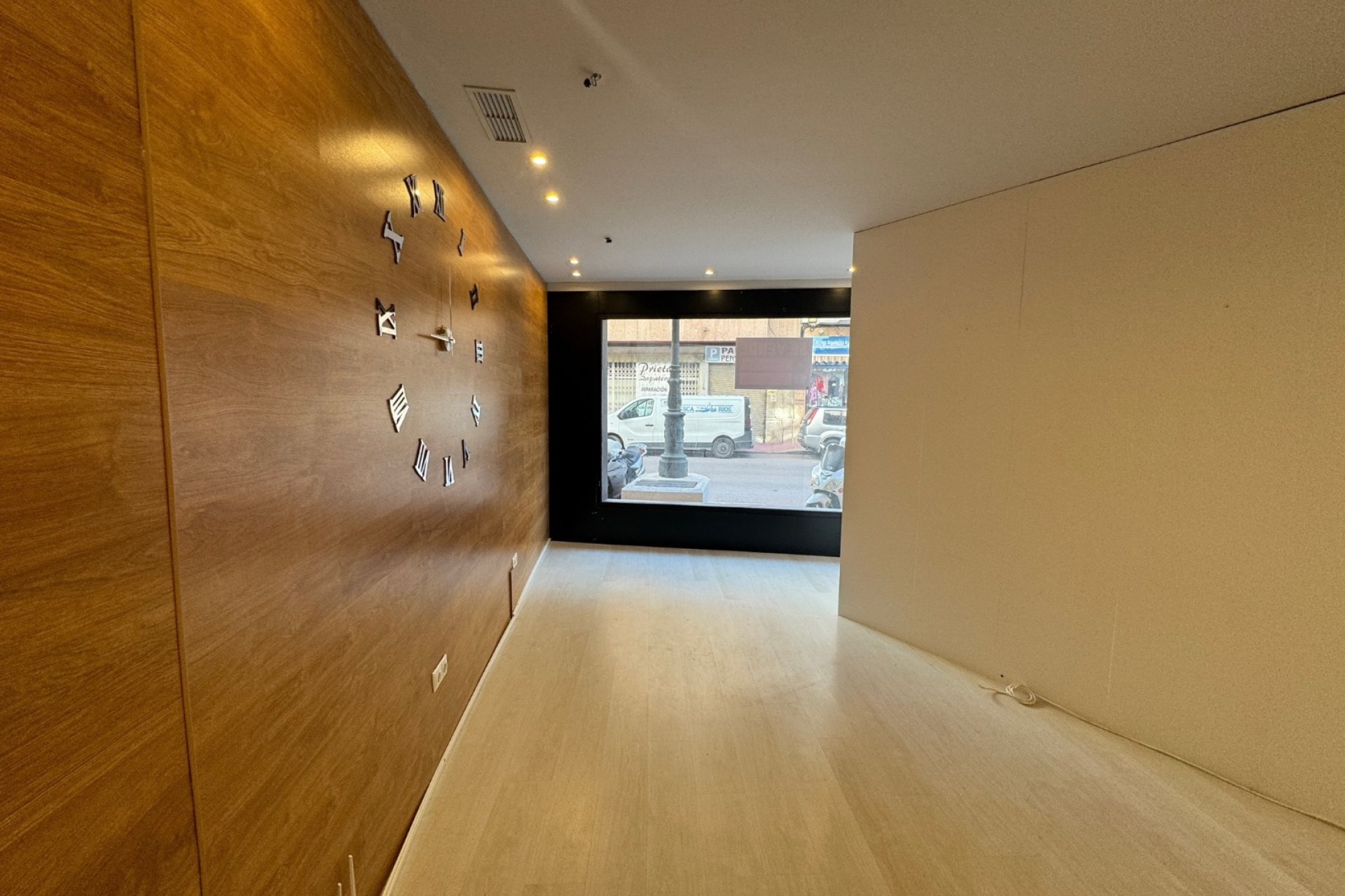 Local comercial moderno en venta en Guardamar del Segura, en una ubicación privilegiada cerca de la playa