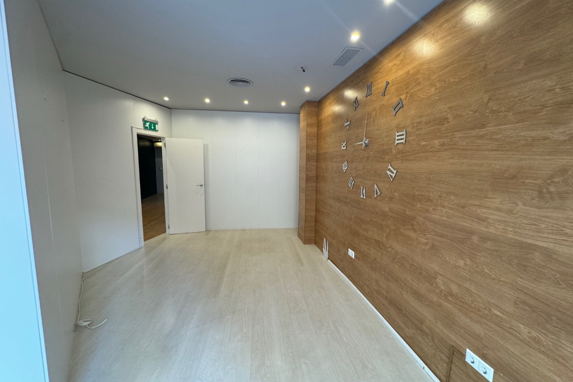 Local comercial moderno en venta en Guardamar del Segura, en una ubicación privilegiada cerca de la playa