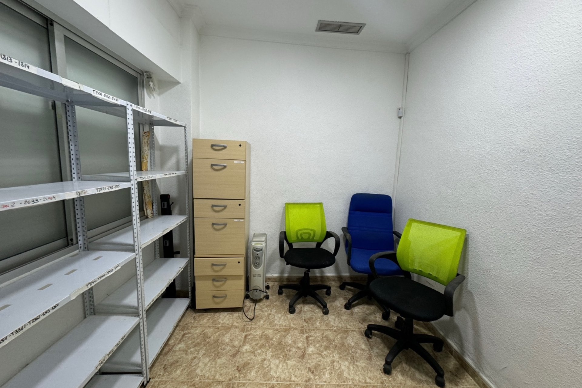 Local comercial moderno en venta en Guardamar del Segura, en una ubicación privilegiada cerca de la playa