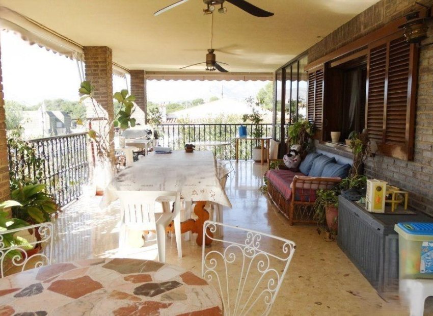 Lujosa villa con piscina privada y jardín en Benidorm, cerca de la playa