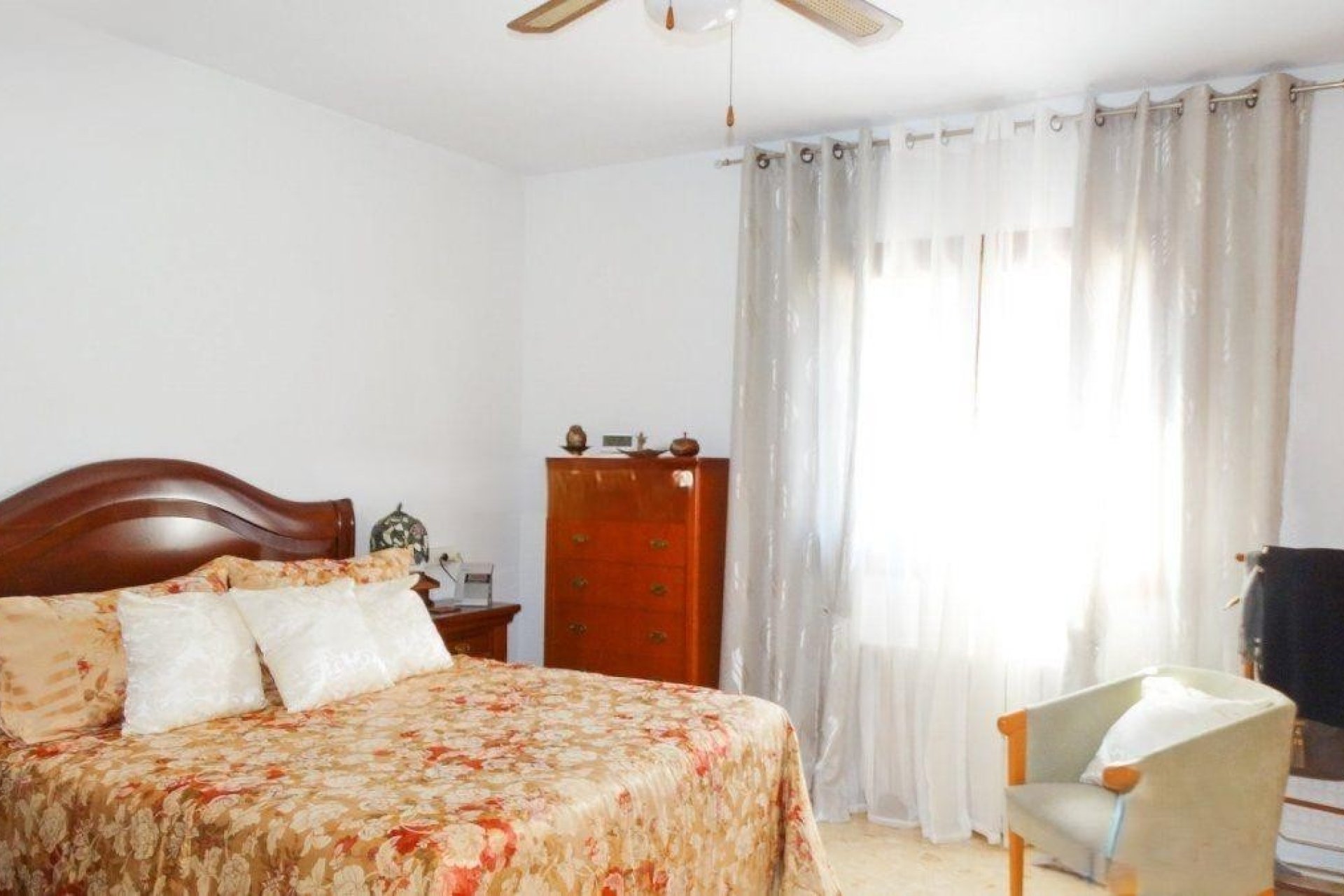 Lujosa villa con piscina privada y jardín en Benidorm, cerca de la playa