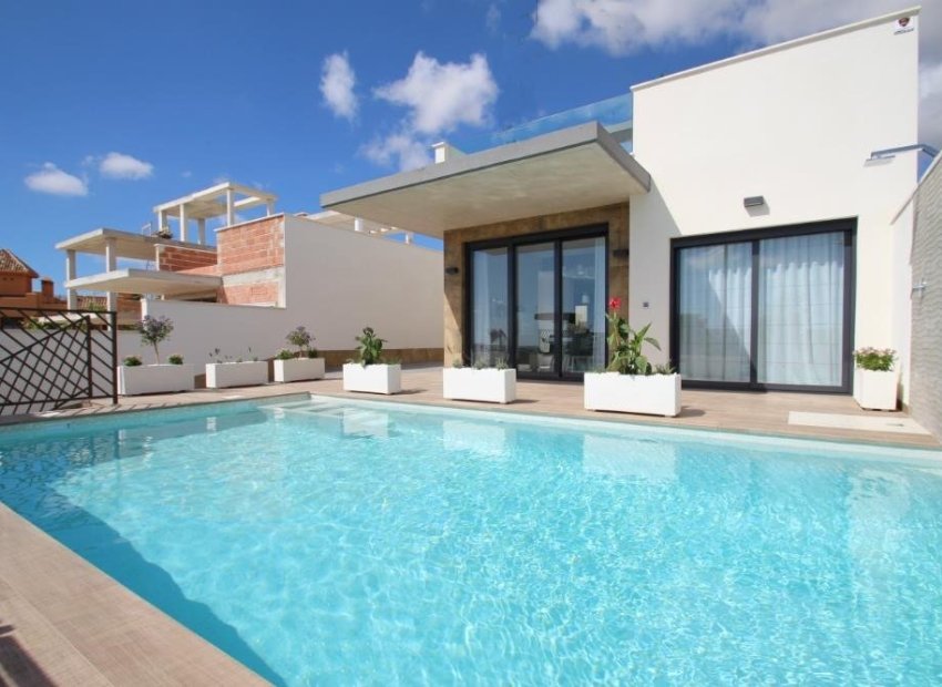 Lujosa Villa de Nueva Construcción con Piscina Privada en Orihuela Costa