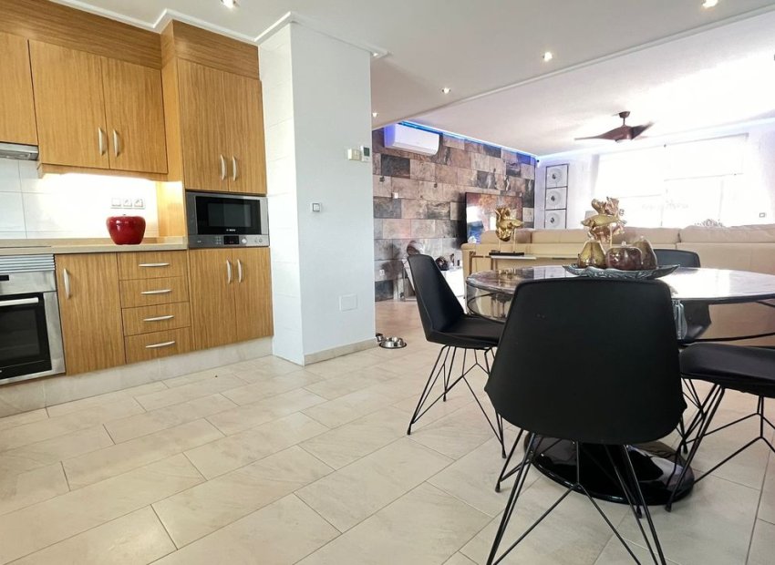 Luxe 3-4 slaapkamer appartement met groot terras en zwembaden in Orihuela Costa