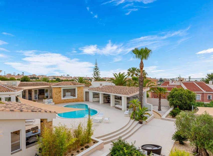 Luxe gerenoveerde villa met zeezicht, zwembad en privacy in Ciudad Quesada