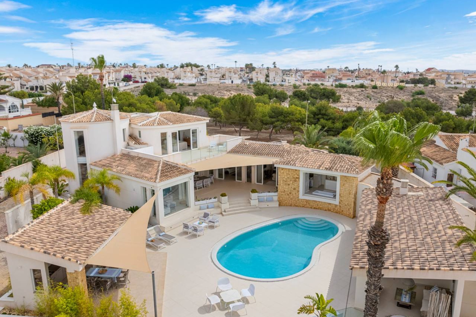 Luxe gerenoveerde villa met zeezicht, zwembad en privacy in Ciudad Quesada