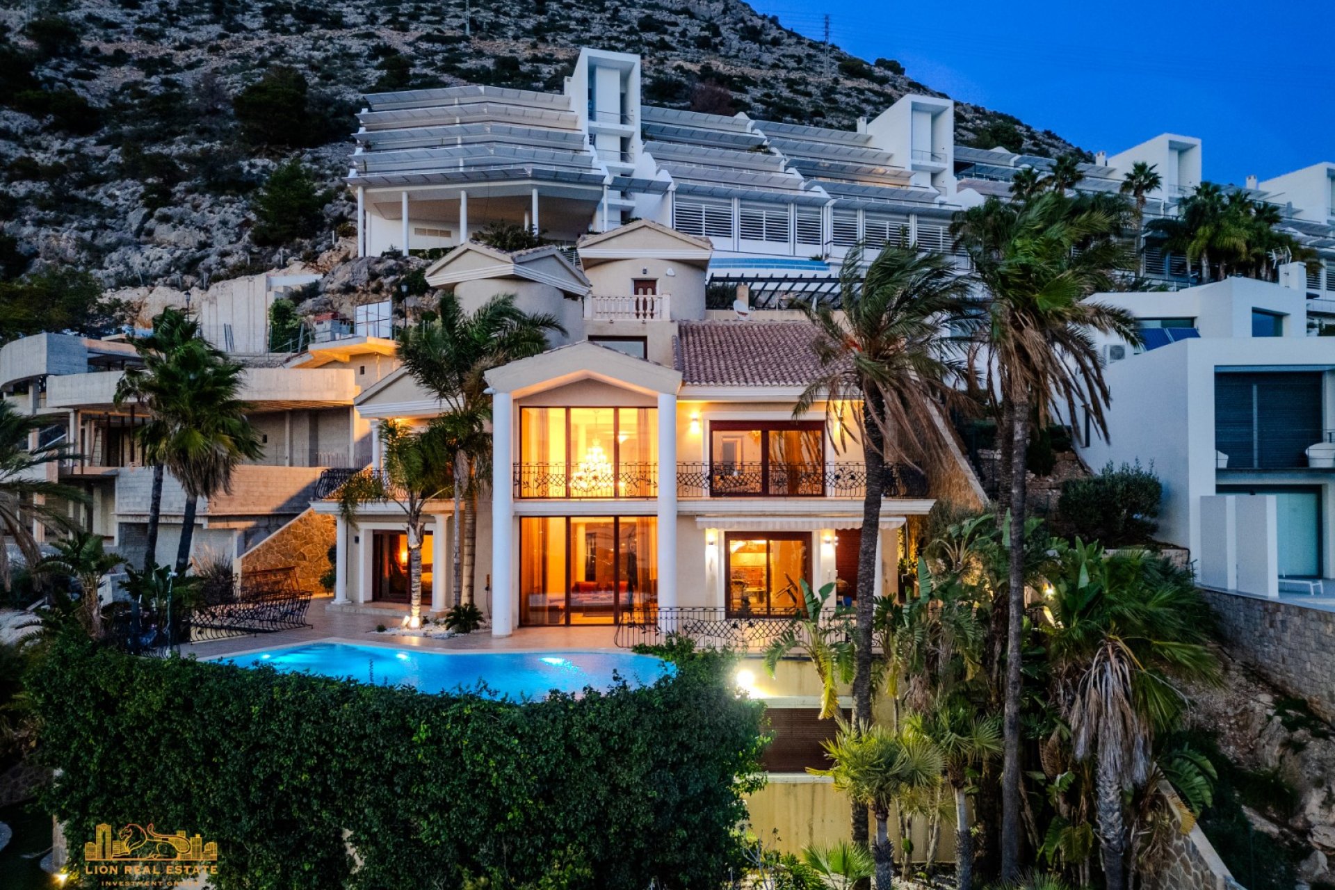 Luxe klassieke villa met zeezicht, privézwembad en 5 slaapkamers in Altea Hills