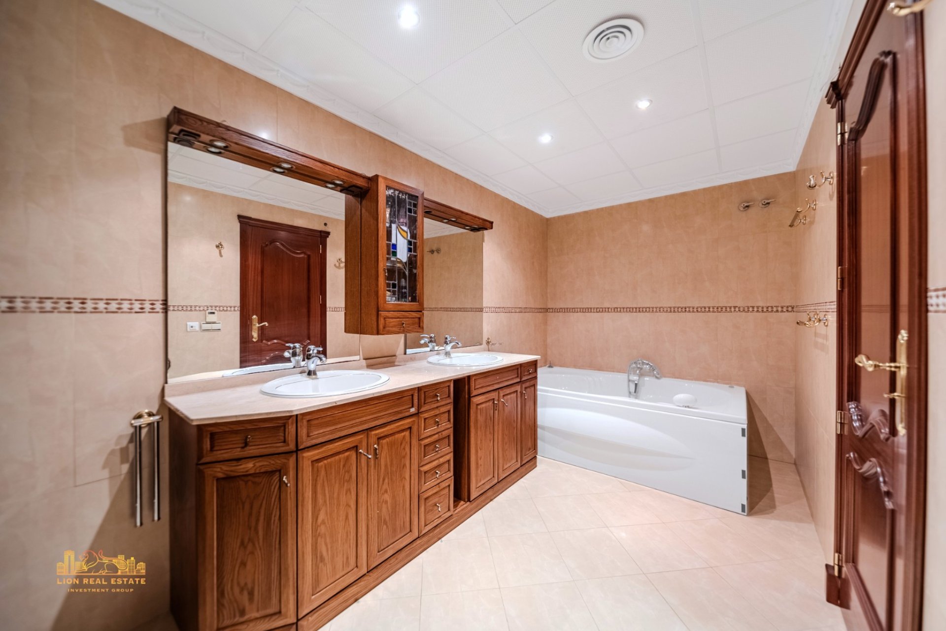 Luxe klassieke villa met zeezicht, privézwembad en 5 slaapkamers in Altea Hills