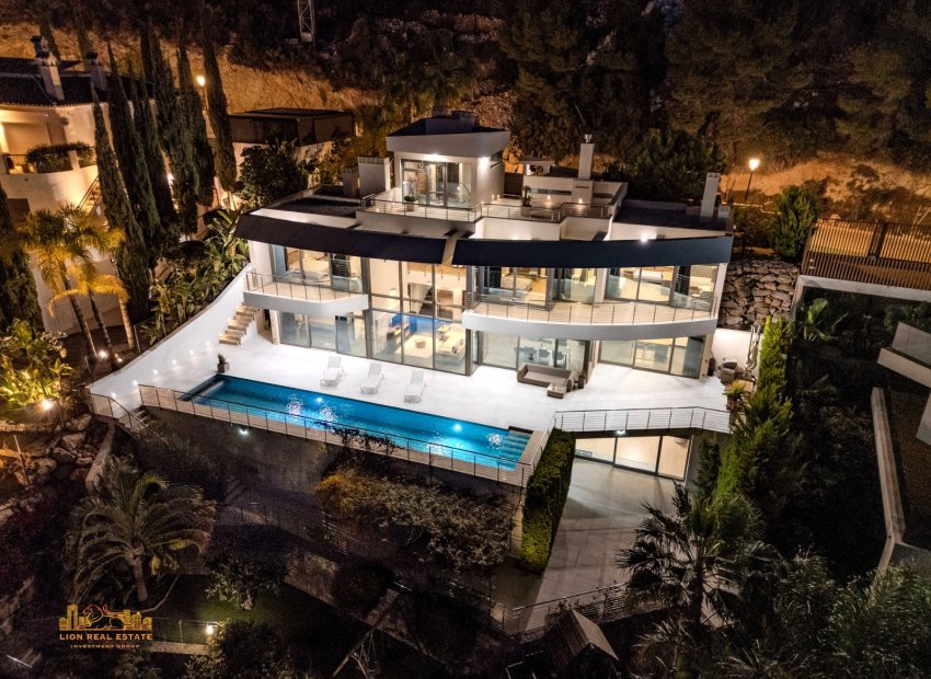 Luxe villa in Altea Hills met zeezicht, privé zwembad, wellness en 5 slaapkamers