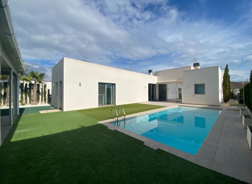 Luxe villa in Benijófar met zwembad en centrale airco te koop