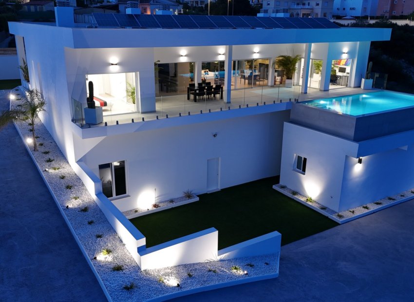 Luxe villa in La Marina met panoramisch uitzicht, zwembad en nabij strand