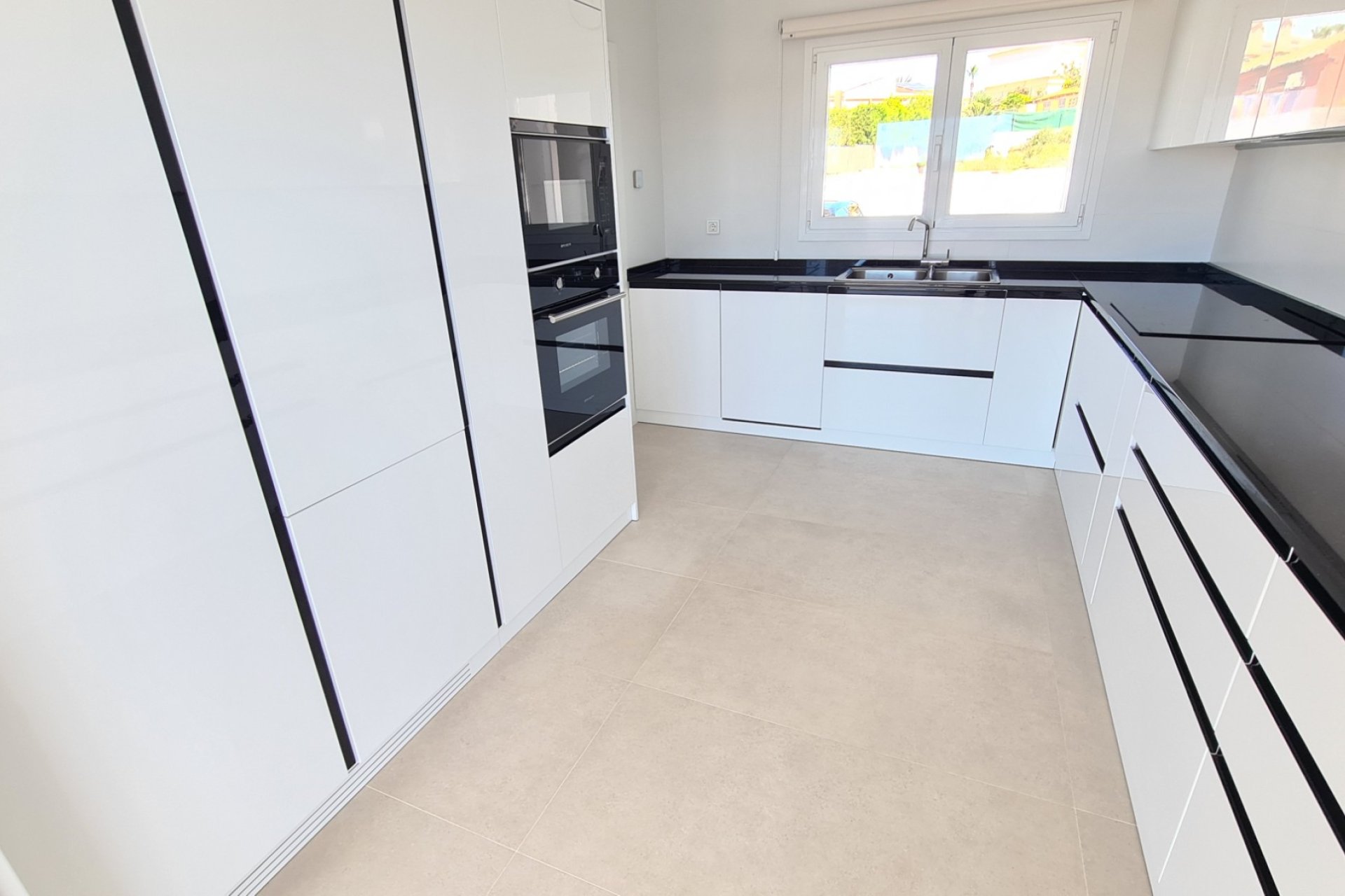 Luxe villa in La Marina met panoramisch uitzicht, zwembad en nabij strand