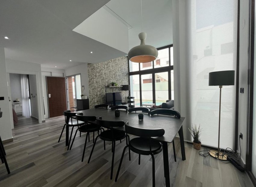 Luxe villa in Torrevieja met privézwembad, zeezicht en toeristenvergunning