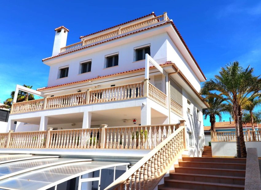 Luxe villa met 5 slaapkamers en privézwembad op 500m van zee in Orihuela Costa