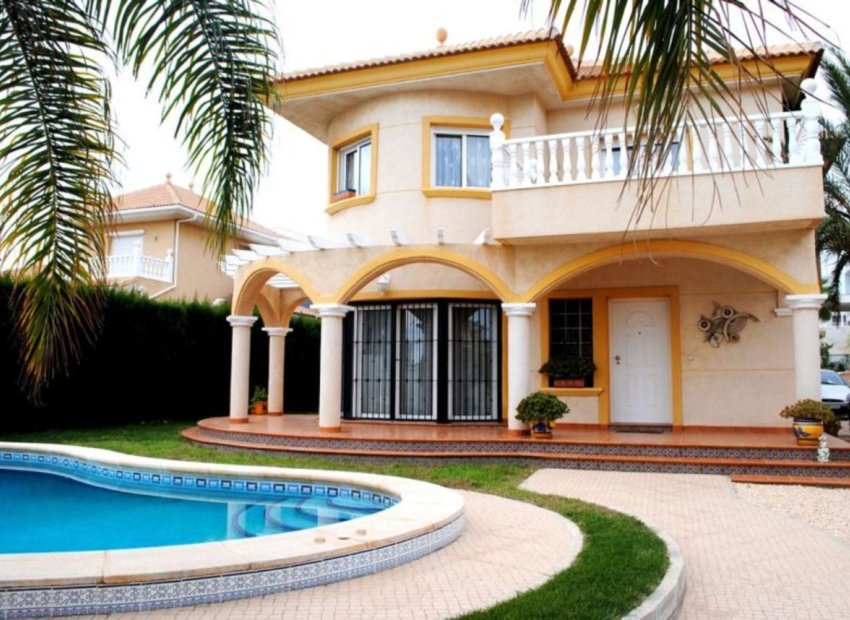Luxe villa met privézwembad en garage in La Zenia