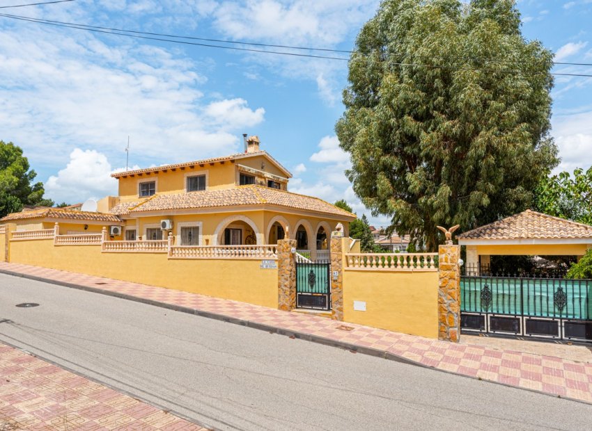 Luxe villa met privézwembad en tuin in Vistabella, nabij Jacarilla, Costa Blanca