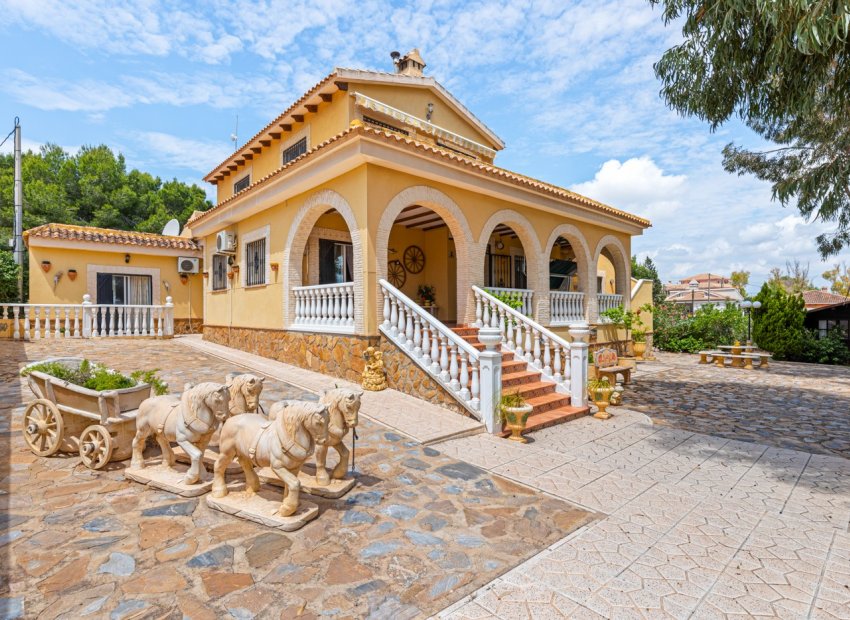 Luxe villa met privézwembad en tuin in Vistabella, nabij Jacarilla, Costa Blanca