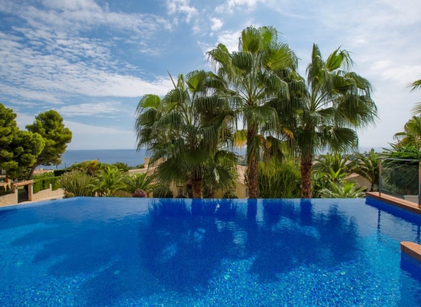 Luxe villa met privézwembad en uitzicht in Moraira, 4 slaapkamers, 5 badkamers