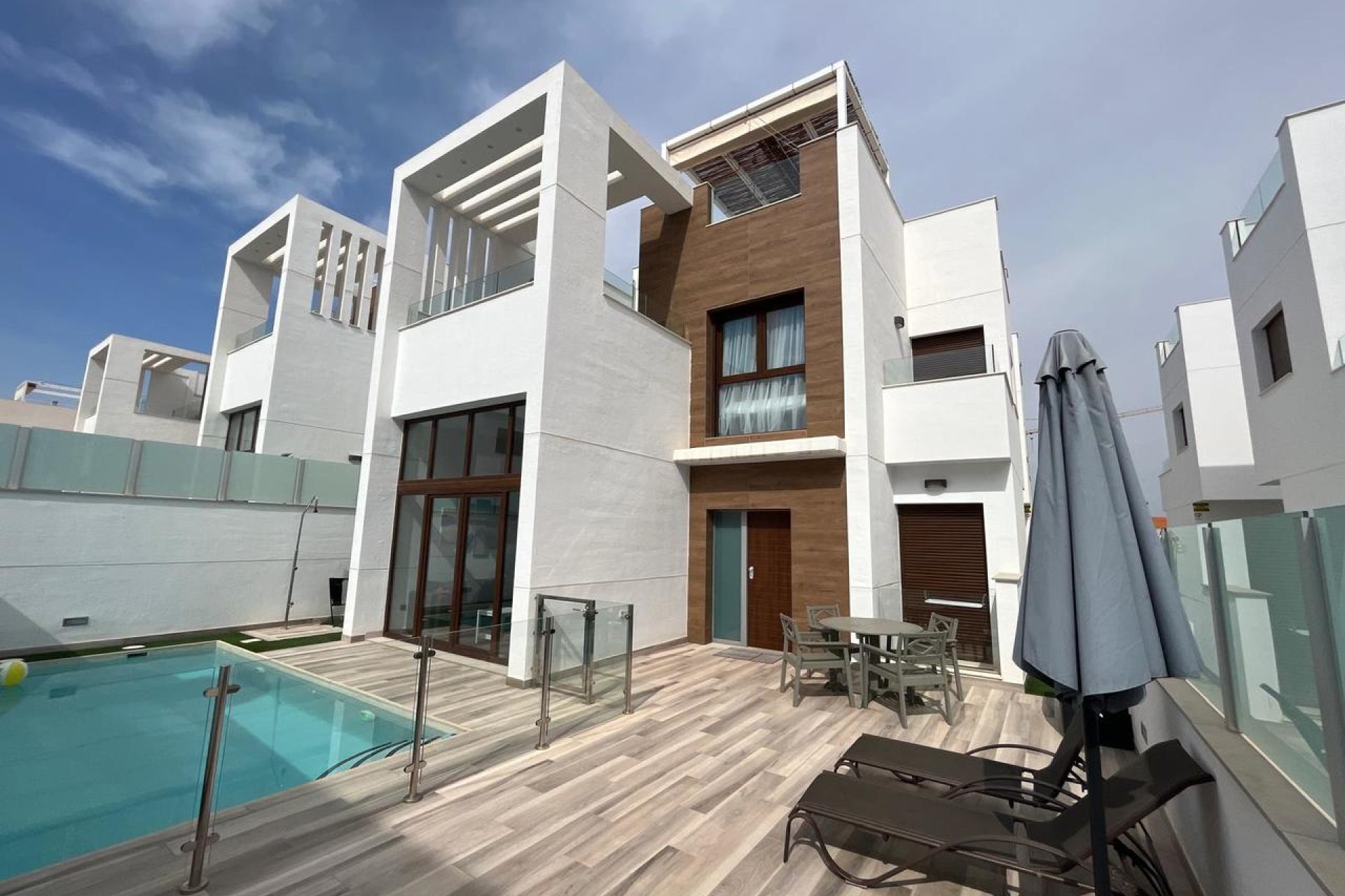 Luxe villa met privézwembad en zeezicht in Torrevieja nabij Roze Meren