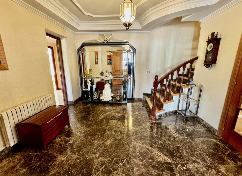 Luxe villa met privézwembad, tennisbaan en panoramisch uitzicht in Castalla