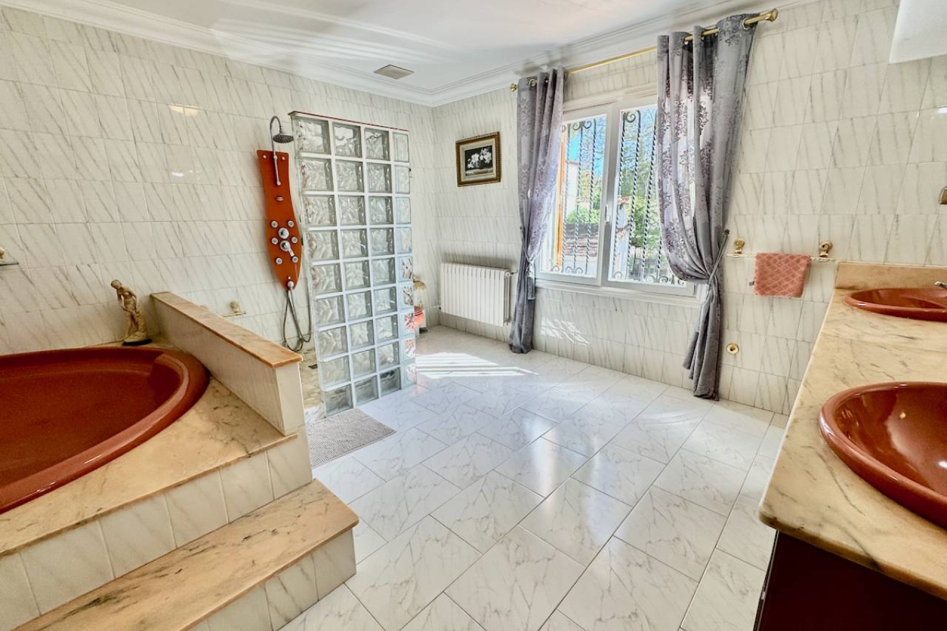 Luxe villa met privézwembad, tennisbaan en panoramisch uitzicht in Castalla