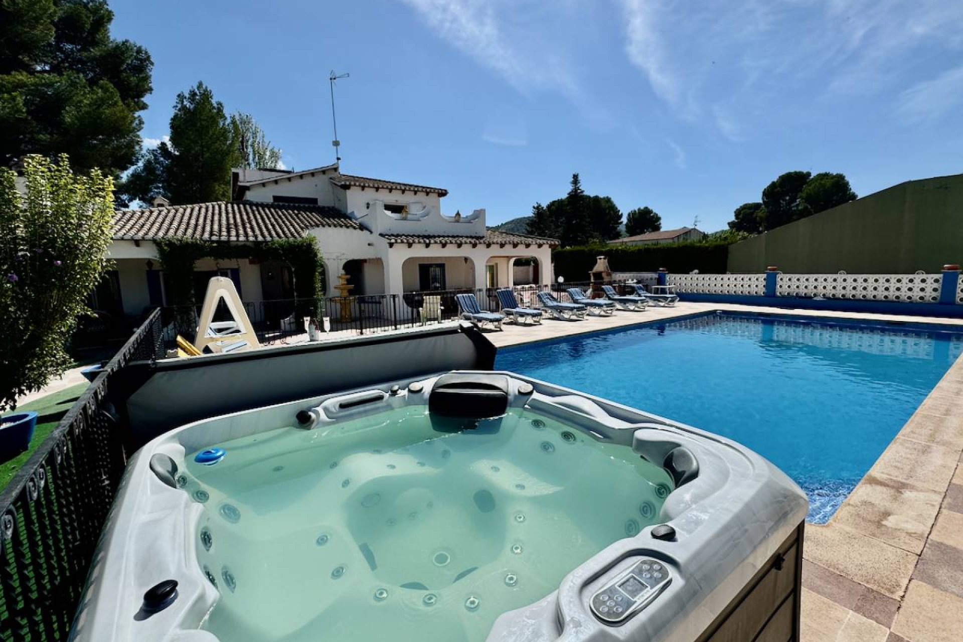 Luxe villa met privézwembad, tennisbaan en panoramisch uitzicht in Castalla