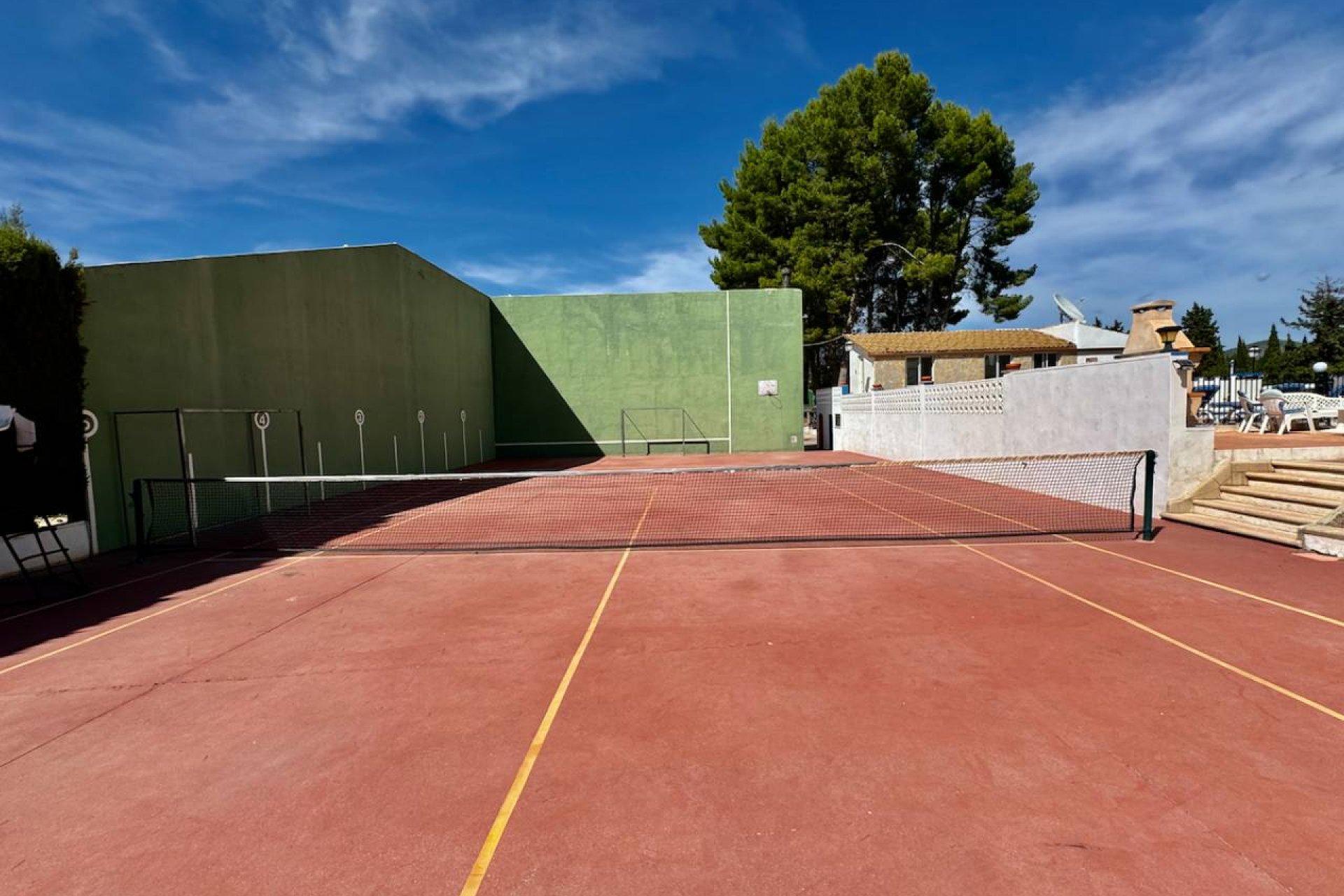 Luxe villa met privézwembad, tennisbaan en panoramisch uitzicht in Castalla