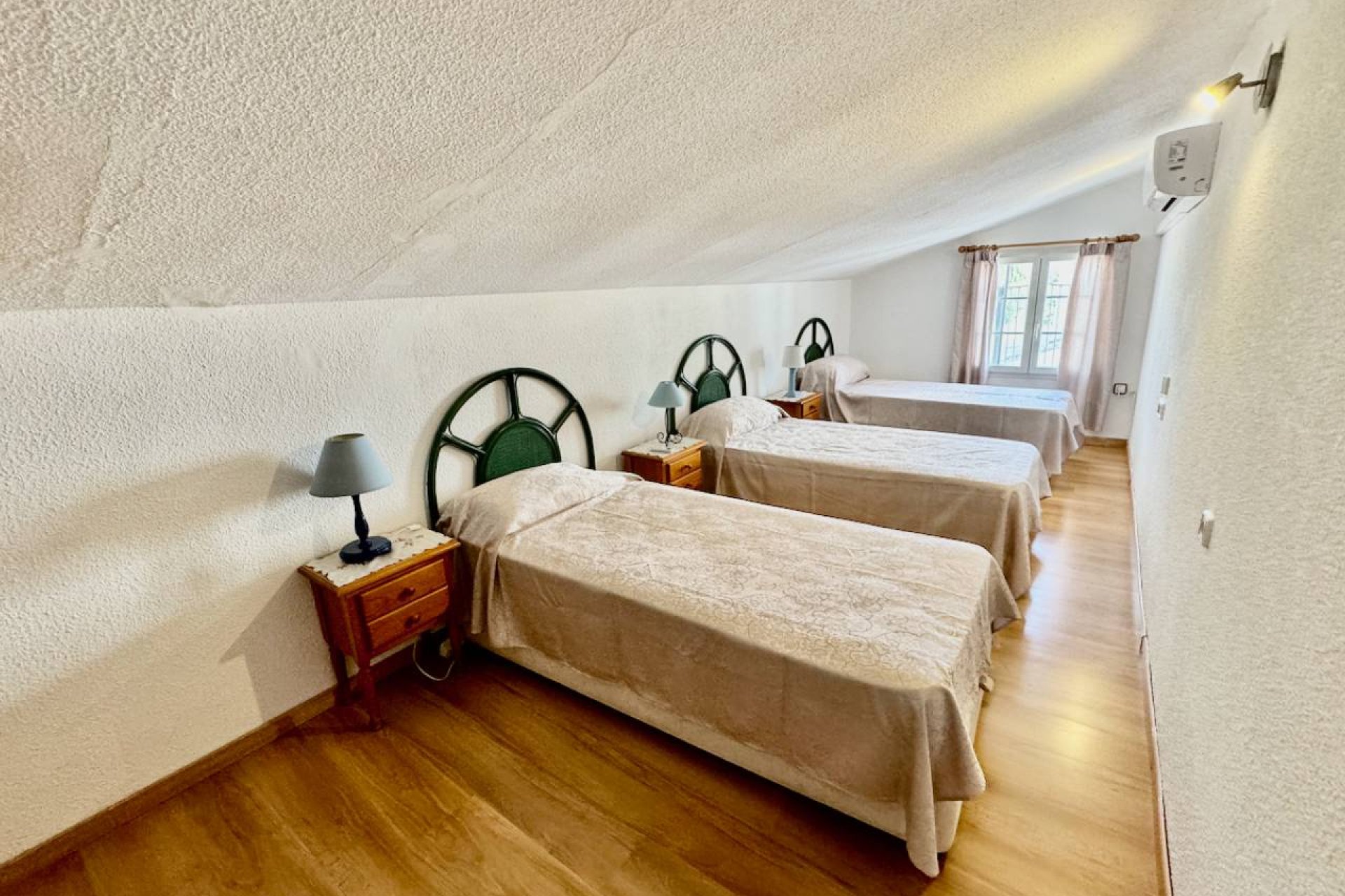 Luxe villa met privézwembad, tennisbaan en panoramisch uitzicht in Castalla