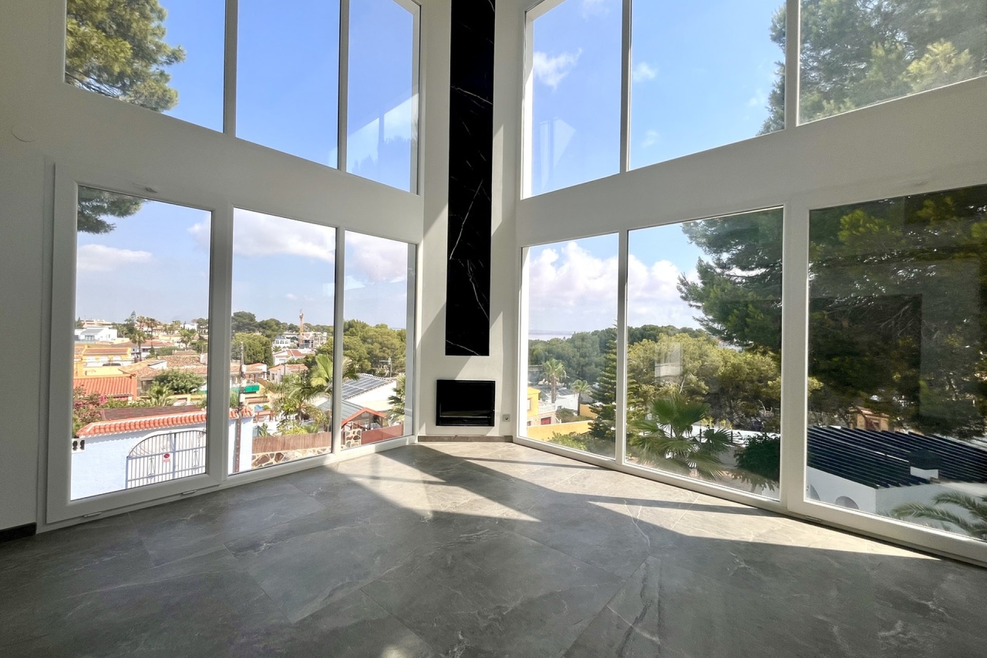 Luxe villa met zeezicht en privézwembad in Torrevieja