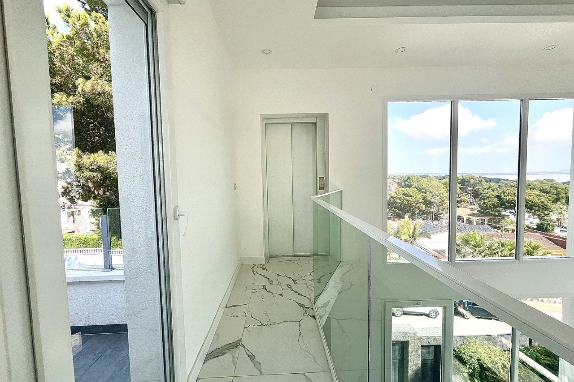 Luxe villa met zeezicht en privézwembad in Torrevieja