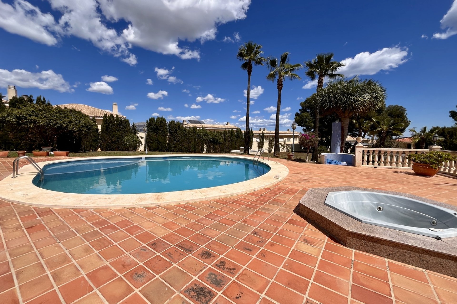 Luxe villa met zeezicht, privézwembad en grote tuin in La Nucía, Costa Blanca