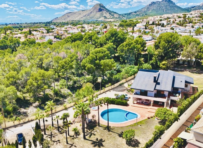 Luxe villa met zeezicht, privézwembad en grote tuin in La Nucía, Costa Blanca