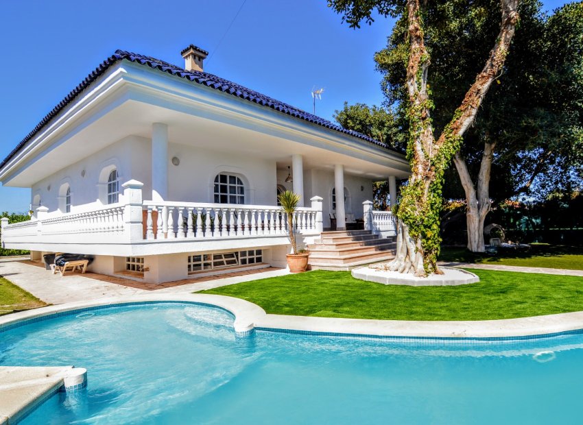 Luxe villa te koop in Torrevieja met privézwembad, 4 slaapkamers, 4 badkamers