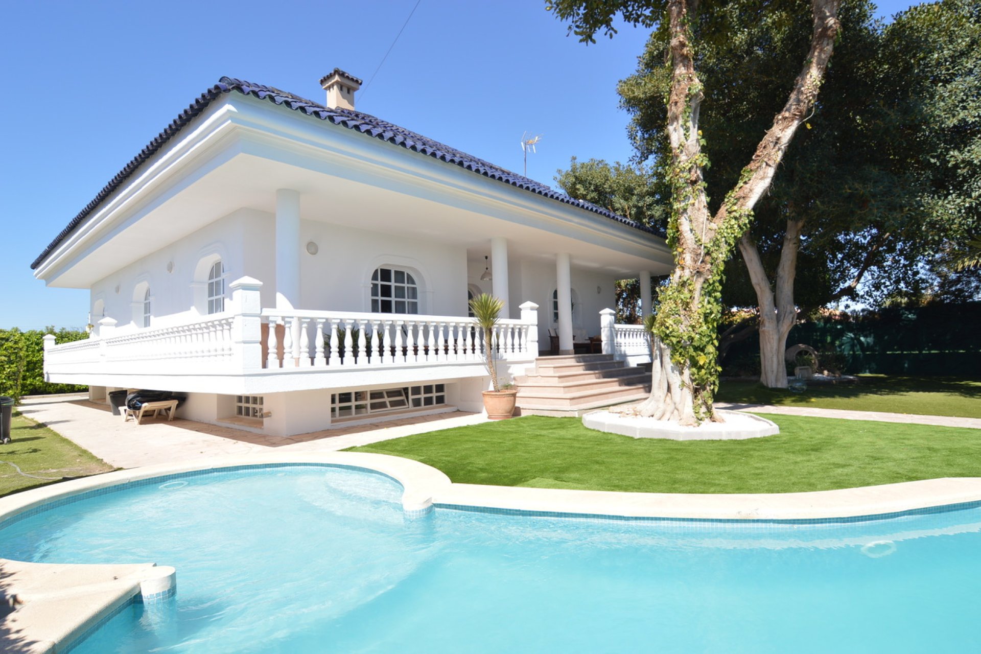 ﻿Luxuriously renovated villa with a pool and double garage in Torrevieja, 4 bedrooms