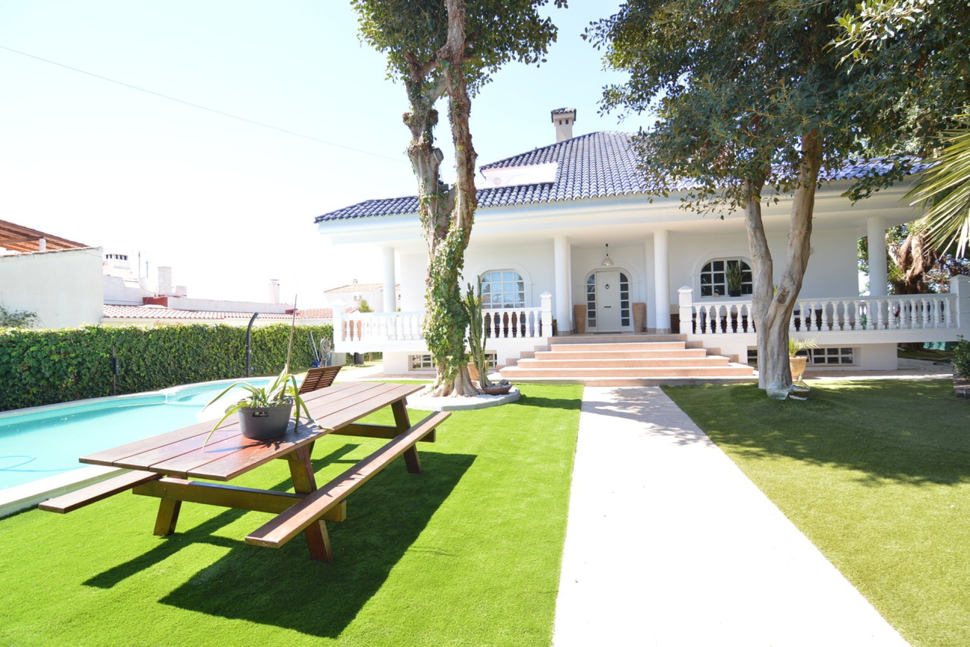 ﻿Luxuriously renovated villa with a pool and double garage in Torrevieja, 4 bedrooms
