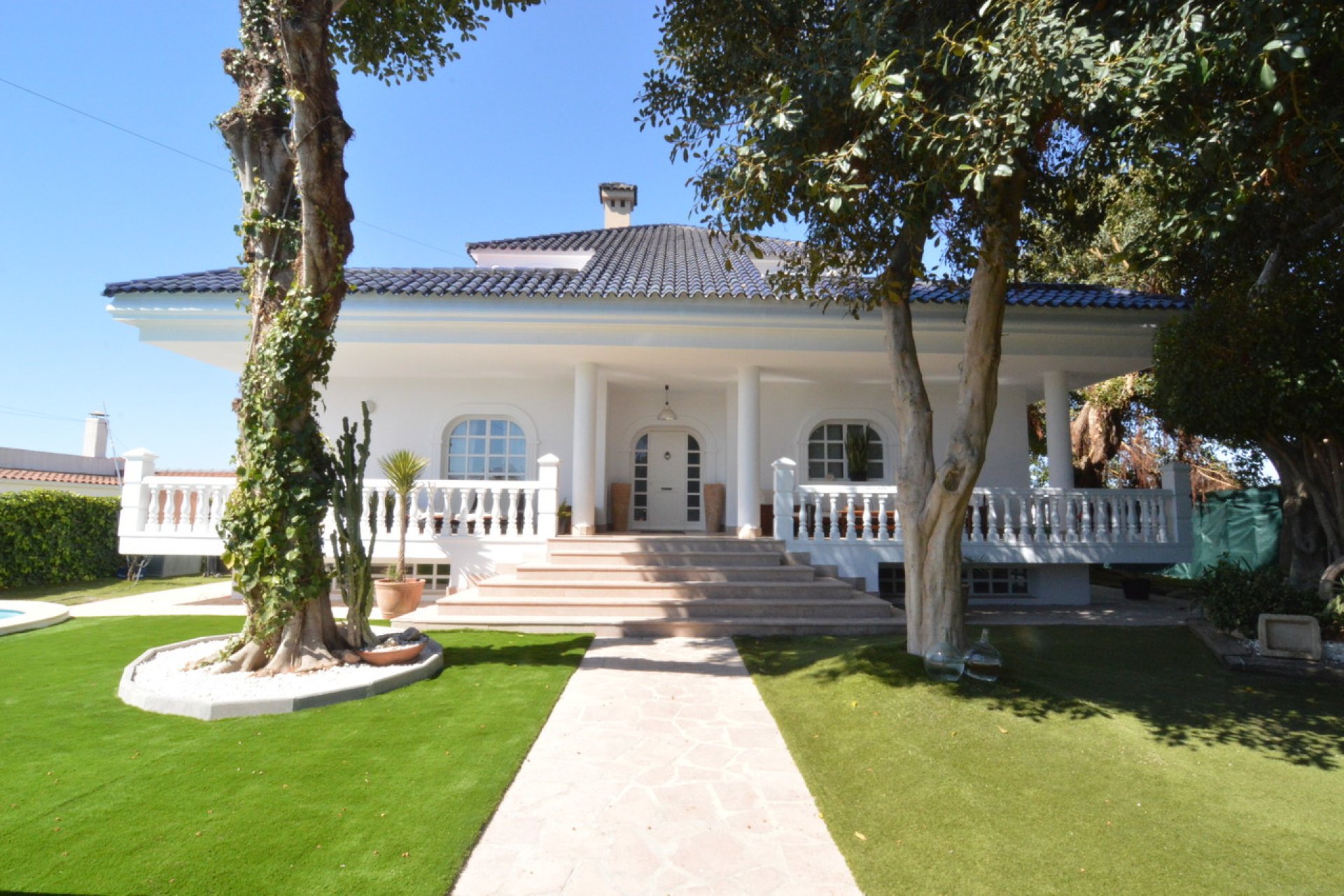 ﻿Luxuriously renovated villa with a pool and double garage in Torrevieja, 4 bedrooms