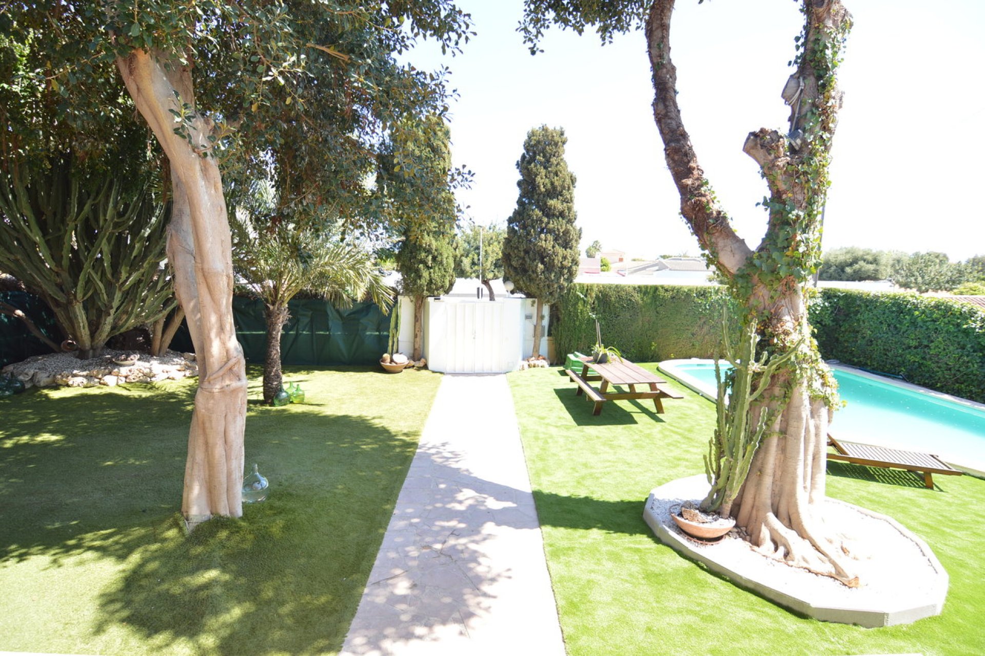 ﻿Luxuriously renovated villa with a pool and double garage in Torrevieja, 4 bedrooms