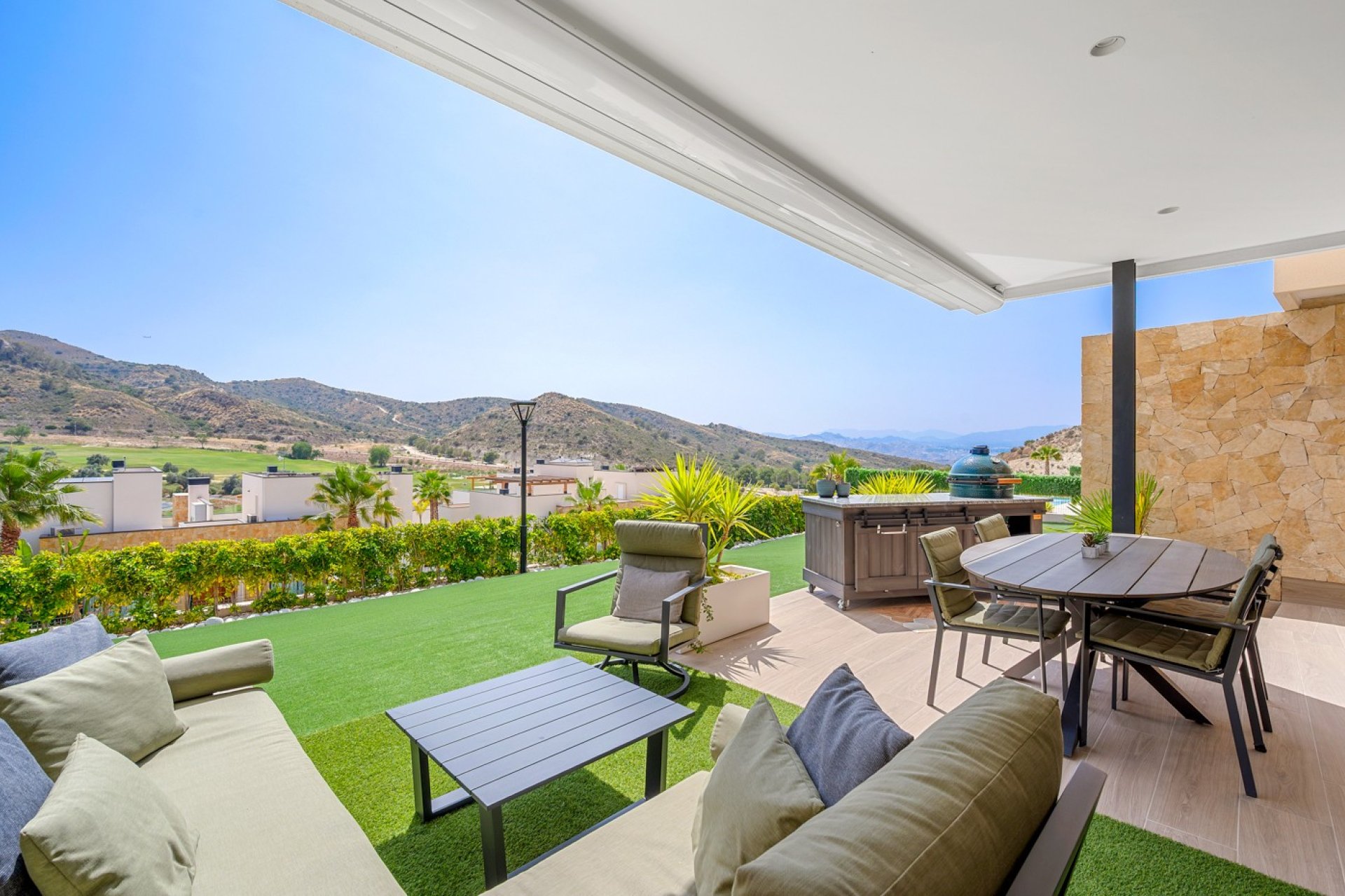 Luxury 2-bedroom bungalow with views of the golf course in Monforte del Cid