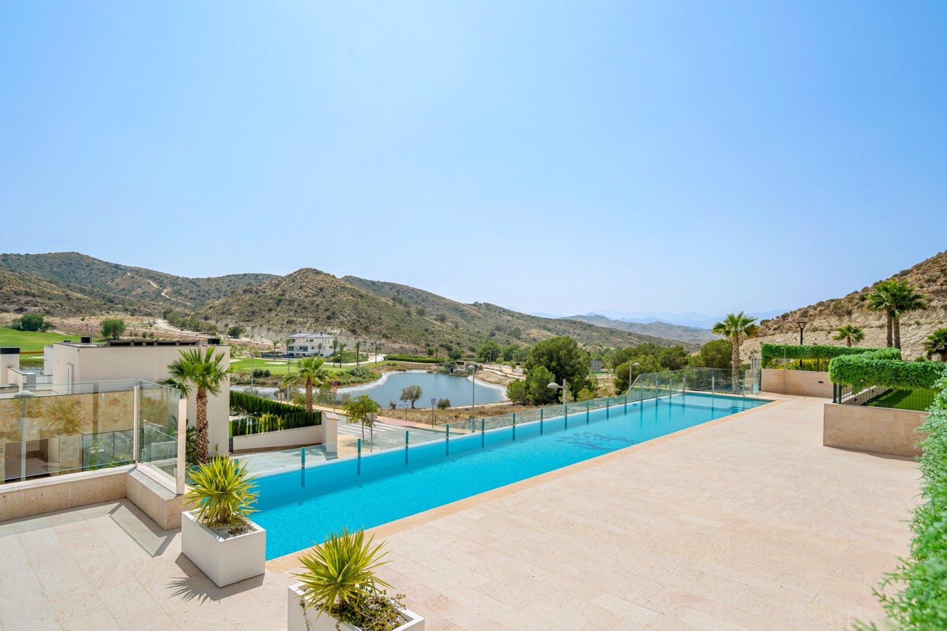 Luxury 2-bedroom bungalow with views of the golf course in Monforte del Cid